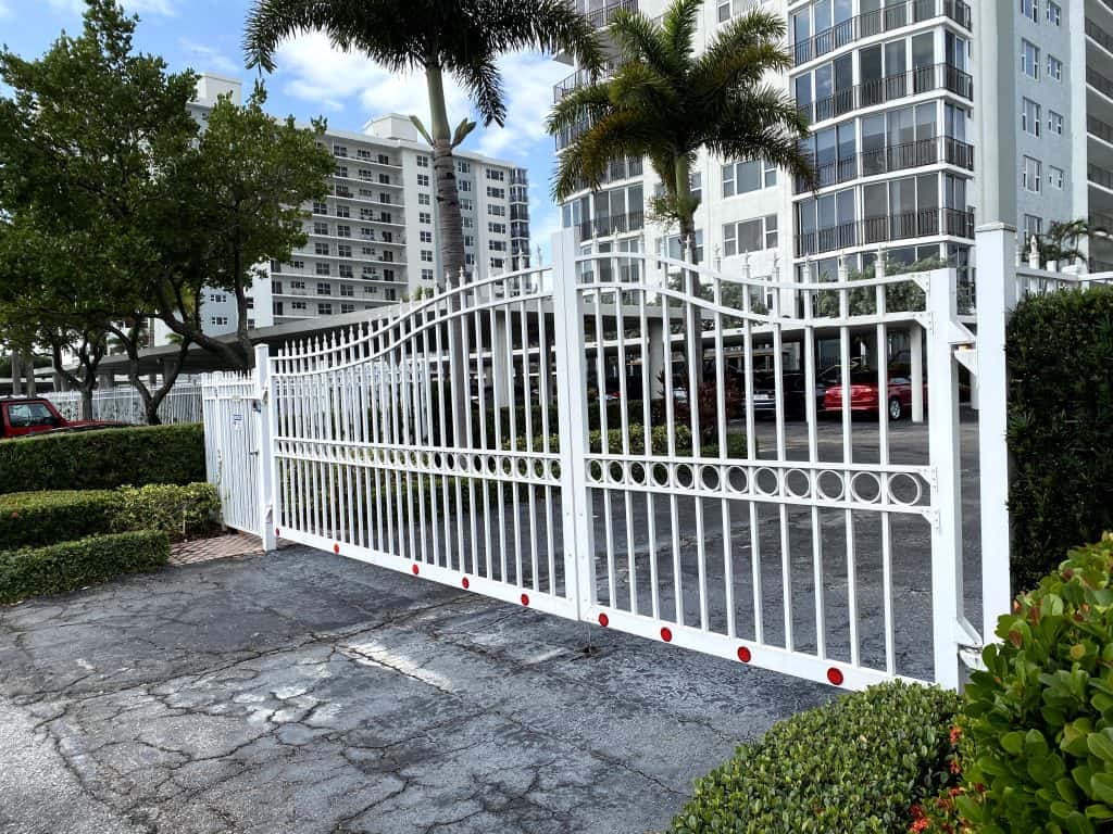 Aluminum swing gate welded fence
