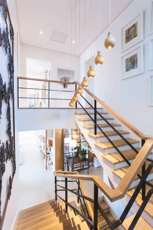 rail-jason-briscoe-UV81E0oXXWQ-unsplash house railing decor wood stairs white walls